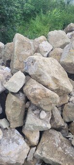 pískovec - kameny velké a kvádry ze staré zdi - 5