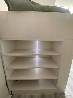 vyvýšená postel s úložným prostorem a žebříkem - 5