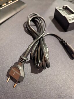 Sony ACC-TRW Accessory kit (Nabíječka + kabel + baterie) - 5