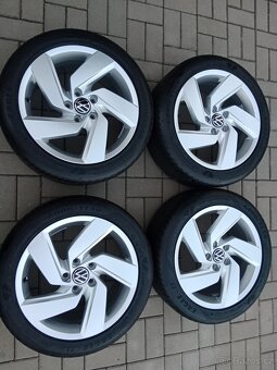 alu kola 5x112 r17 VW Golf a letní pneu 222/45/17 - 5