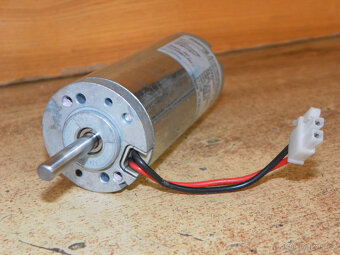 Elektromotor s průchozí osou 24 VDC, 2950 ot./min. - 5