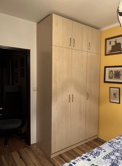 Skříň ze světlého dřeva - 5