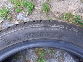 1ks zimní pneu 235/45/18 good year ultragrip - 5mm - 5