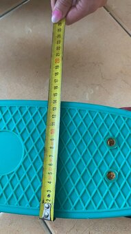Prodám zelený pennyboard s barevnými kolečky - 5