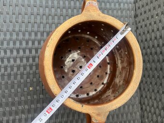 Prodám starý hnědě glazovaný keramický hrnec s otvory a dvěm - 5