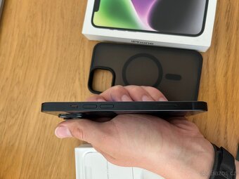Zánovní Iphone 14 128gb - 5
