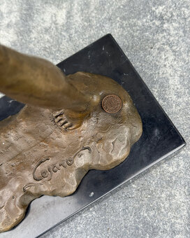 Exkluzivní bronzová socha Žena v kroku umělecký dekor - 5