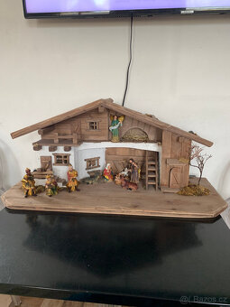 Velký dřevěný betlém (cca 78x32x35cm) + figurky, dále dekora - 5