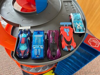 Hot Wheels Mega Garage + 5 autíček - velmi zachoválá - 5
