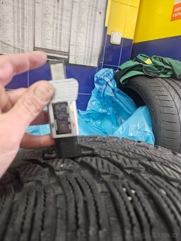 255/40 r21 nokian zimni - 5