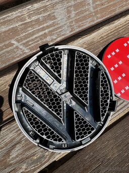 Přední a zadní znak VW na T5 - černé a nové - 5