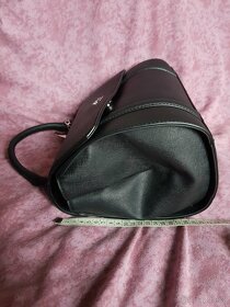 Guess černá kabelka-kufřík 15x25x21cm - 5