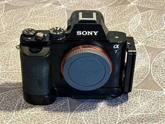 Sony Alpha A7 + grip + příslušensví - 5