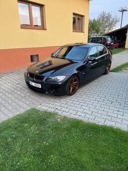 Prodám BMW e90 330d 195kw - 5