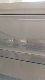Vestavná lednice elektrolux, včetně skříně a jídelního stolu - 5