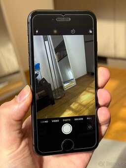 📱 iPhone 8 (prasklé zadní sklo)  ✨ 64 GB - 5