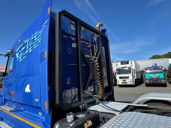 Volvo VNL 6x4 traktor - 5