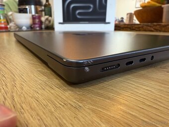 Apple MacBook Pro 14 černý M3 Pro 18GB RAM 1TB SSD - 5