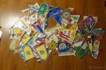 Velký konvolut přes 350 ks vlaječek – sportovní, klubové, po - 5