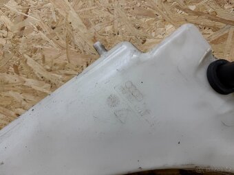 NÁDOBKA OSTŘIKOVAČŮ AUDI A5 8T 8T0955453C - 5