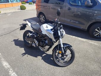 Honda CB125R rok 2020 bílá perleť pouze 8700KM - 5