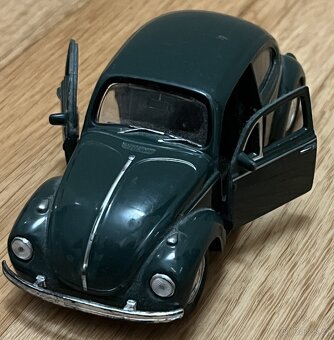model Volkswagen VW Beetle – tmavě zelený, otevírací dveře - 5