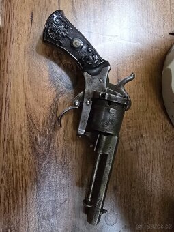 KRASNY STARY HISTORICKÝ REVOLVER 7MM - 5