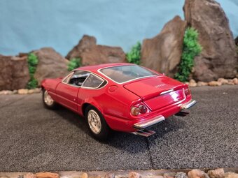 Prodám model 1:18 Ferrari 365GTB/4 - 5