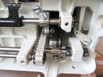 Nabízím šící stroj Veritas. Nekompletní. Chybí člunek. Motor - 5