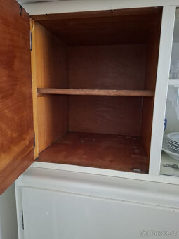 Starý historický dřevěný kredenc - 5