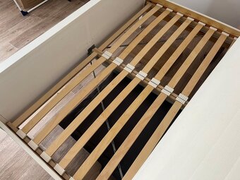 Postel Ikea Hemnes 160x200+2 noční stolky Ikea Nordli - 5