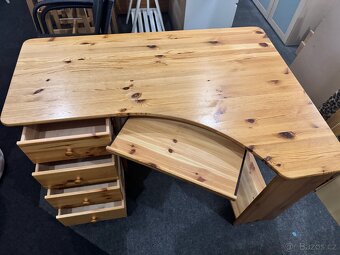 Hezký dřevěný rohový psací stůl se šuplíky z masivu - 5