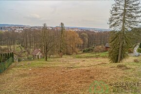 Pozemek u lesa s krásným výhledem na město Ústí nad Orlicí. - 5