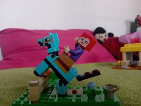 Lego Minecraft koňská stáj - 5