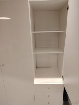 Nová velká šatní skříň v bílém lesku - 5