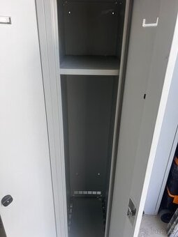 Šatní skříň s lavičkou celoplechová - 5
