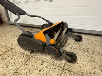 Fiskars Vřetenová sekačka + sběrný koš StaySharp Max - 5