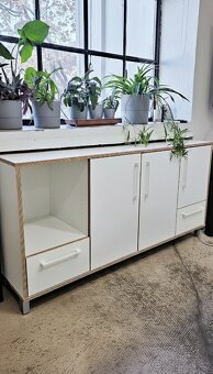 Dřevěná kuchyně na míru s barem a komodou - 5