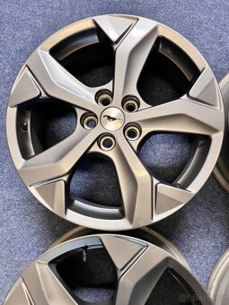 5x108 R18 Originál Alu Mustang Mach Electric 2022 - TOP STAV - 5