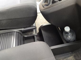 Peugeot Traveller úložný box mezi sedačky - 5