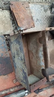 Zetor6711/6911-kastliky nářadí a baterky - 5