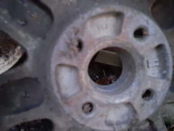 Prodám alu kolo na VW Golf 2 s pneu Goodyear - 5