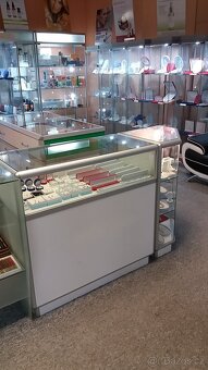 Nábytek - vitríny a pulty prodejny - 5