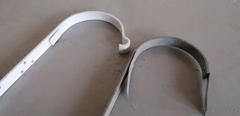 Hák okapový lakovaný bílý, nový. Celkem 38 kusů - 5