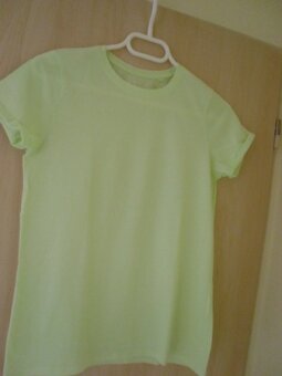 TRIČKA - BEZVADNÝ STAV - kus za 30 Kč - 5