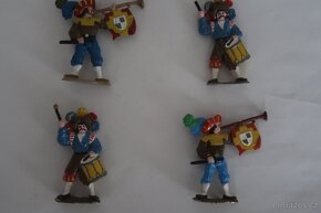 cínoví vojáčci a další figurky - 5
