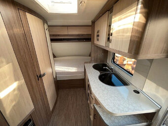 karavan pro 4 osob.1300Kg•Hobby•455 UFDeLuxe - 5