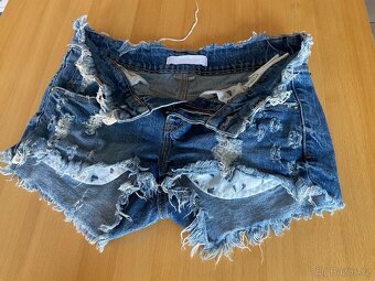 Dám džínové odrbané šortky- Zara- M ( spíš menší) - 5