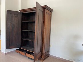 Starožitná skříň z masivu - 5