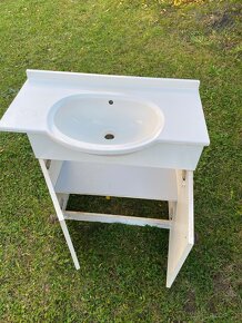Skřiňka s umyvadlem. - 5